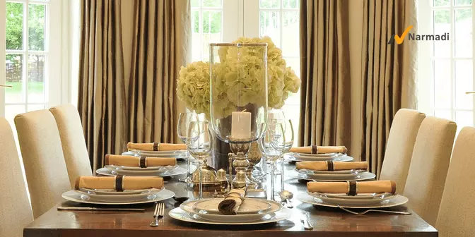 Lilin di atas meja makan