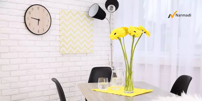 Vas bunga di atas meja makan