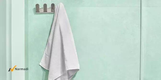 Dekorasi gantungan baju di kamar mandi
