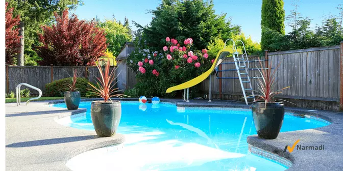 Dekorasi kolam renang dengan Pagar kayu