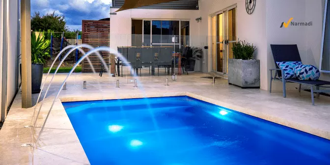 Dekorasi kolam renang dengan air mancur