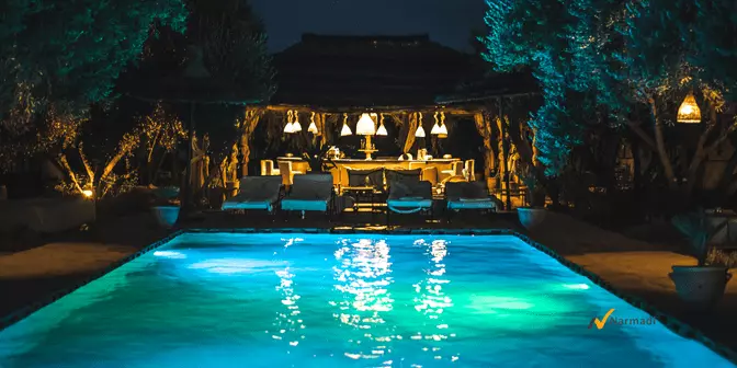 Dekorasi kolam renang dengan lampu aneka warna