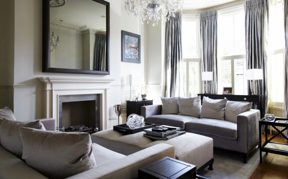 Desain interior ruang tamu monochrome