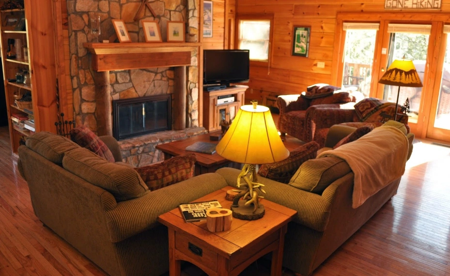 Desain interior ruang tamu serba kayu