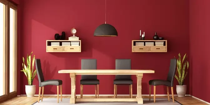 Ruang makan kecil dengan hiasan dinding