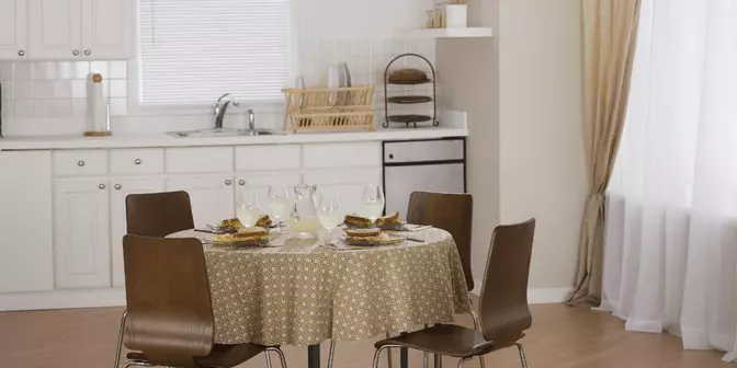 Ruang makan kecil dengan meja bundar