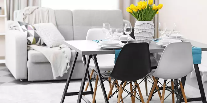 Ruang makan kecil dengan meja lipat