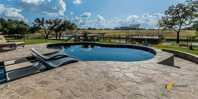 Tambahkan batuan alam di kolam renang