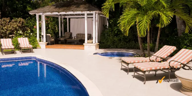 Tambahkan gazebo di kolam renang