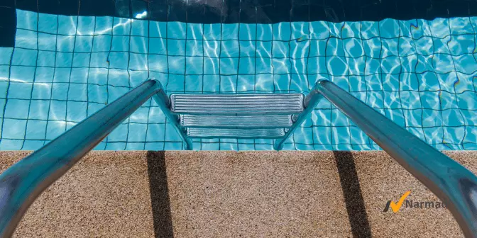 Tangga di kolam renang