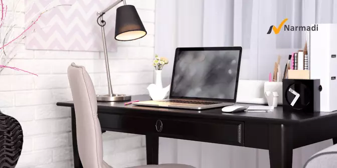 dekorasi meja kursi di ruang kerja