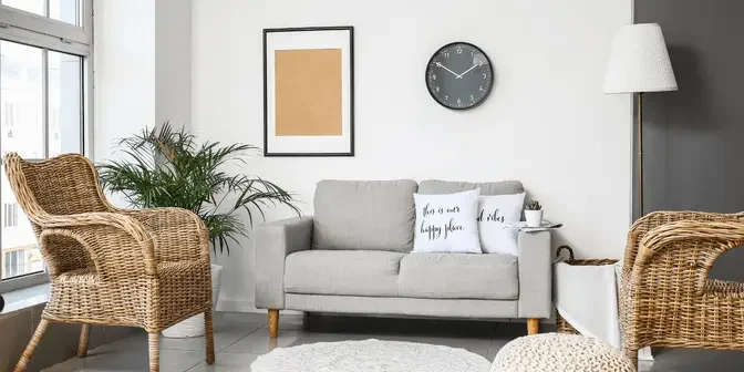 desain ruang tamu sederhana berkonsep minimalis dengan kursi rotan