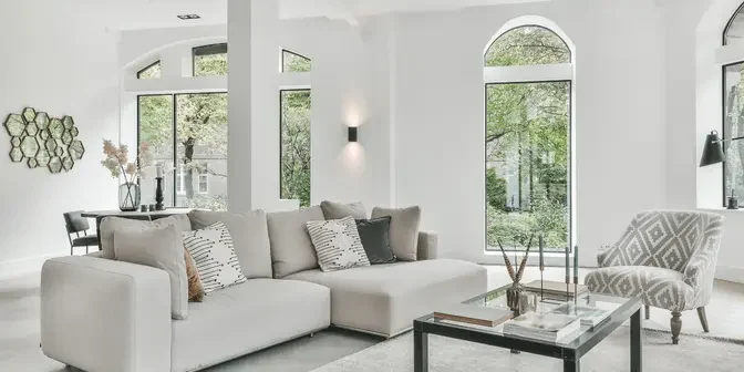 desain ruang tamu yang terlihat bersih bergaya minimalis dengan nuansa eropa