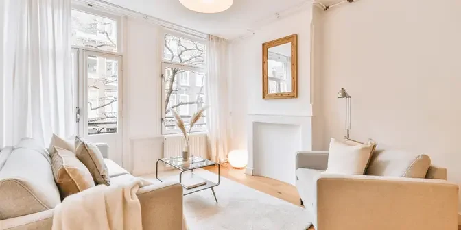 model ruang tamu kecil bergaya minimalis dengan jendela alumunium